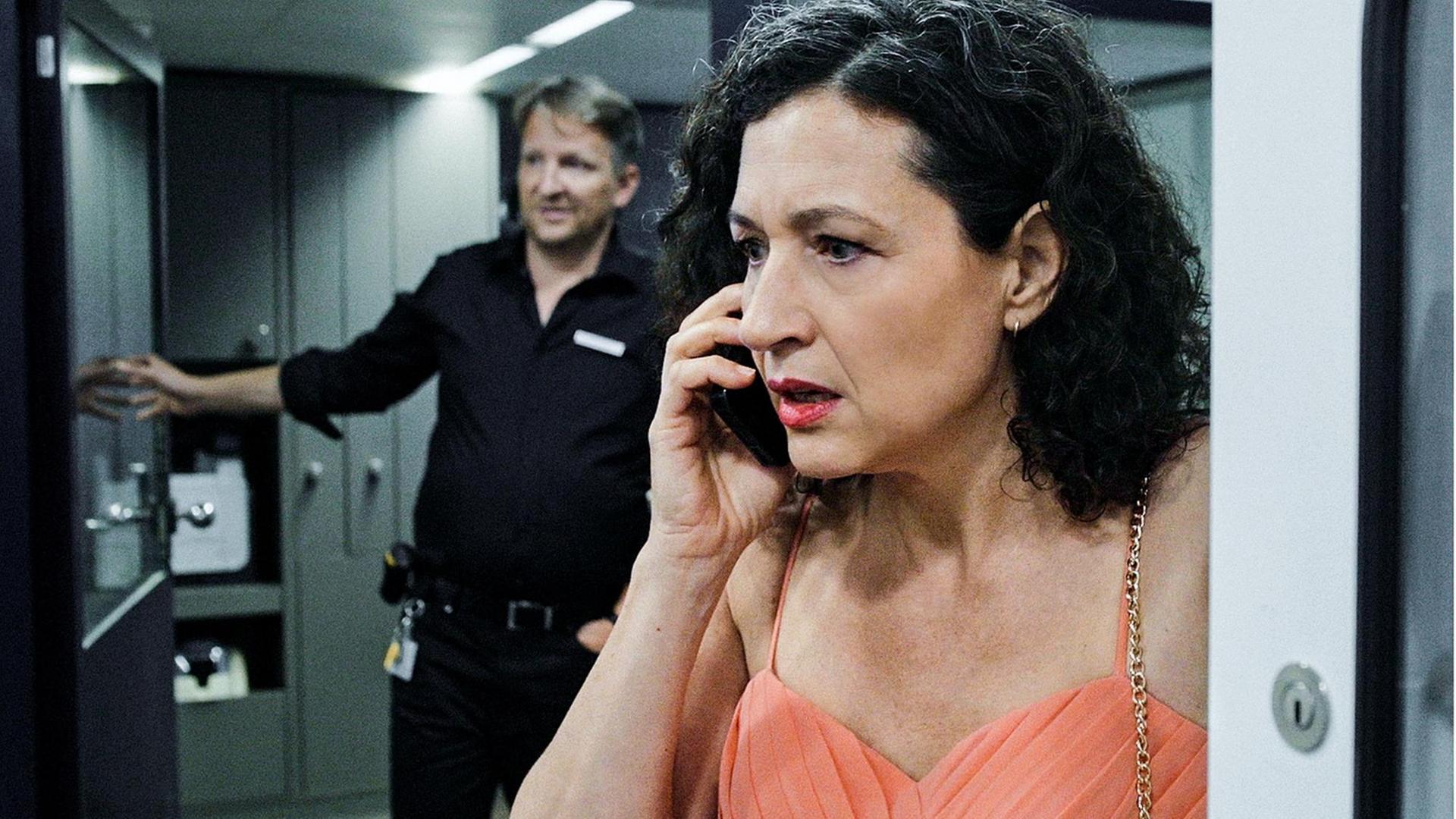 Kommissarin Ritschard (Delia Mayer) ist fassungslos: Ein Giftanschlag im Kultur- und Kongresszentrum Luzern und ihr Kollege Flückiger ist nicht erreichbar. Kommissarin Ritschard (Delia Mayer) ist fassungslos: Ein Giftanschlag im Kultur- und Kongresszentrum Luzern und ihr Kollege Flückiger ist nicht erreichbar.