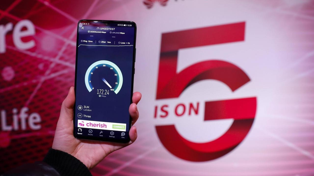 Smartphone mit 5G-Logo von Huawei