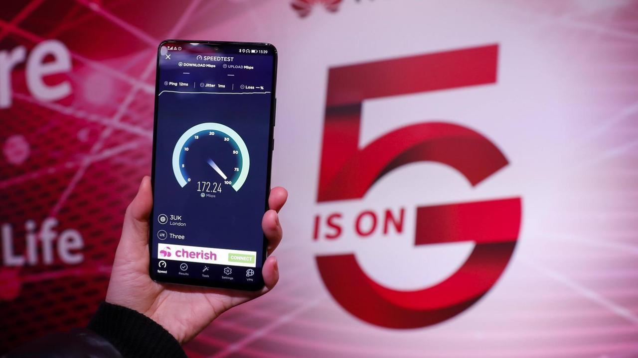 Smartphone mit 5G-Logo von Huawei Smartphone mit 5G-Logo von Huawei