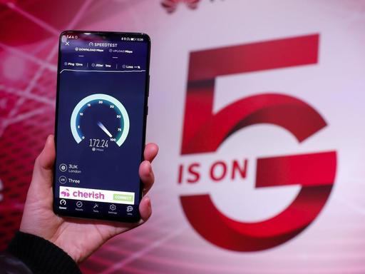 Smartphone mit 5G-Logo von Huawei