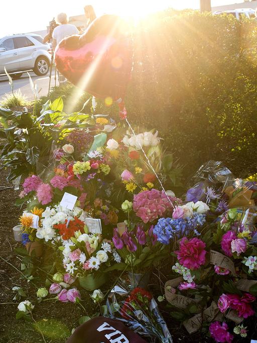 Eine Frau erinnert mit Blumen an die getöteten WDBJ-TV-Mitarbeiter in Roanoke, Virginia.