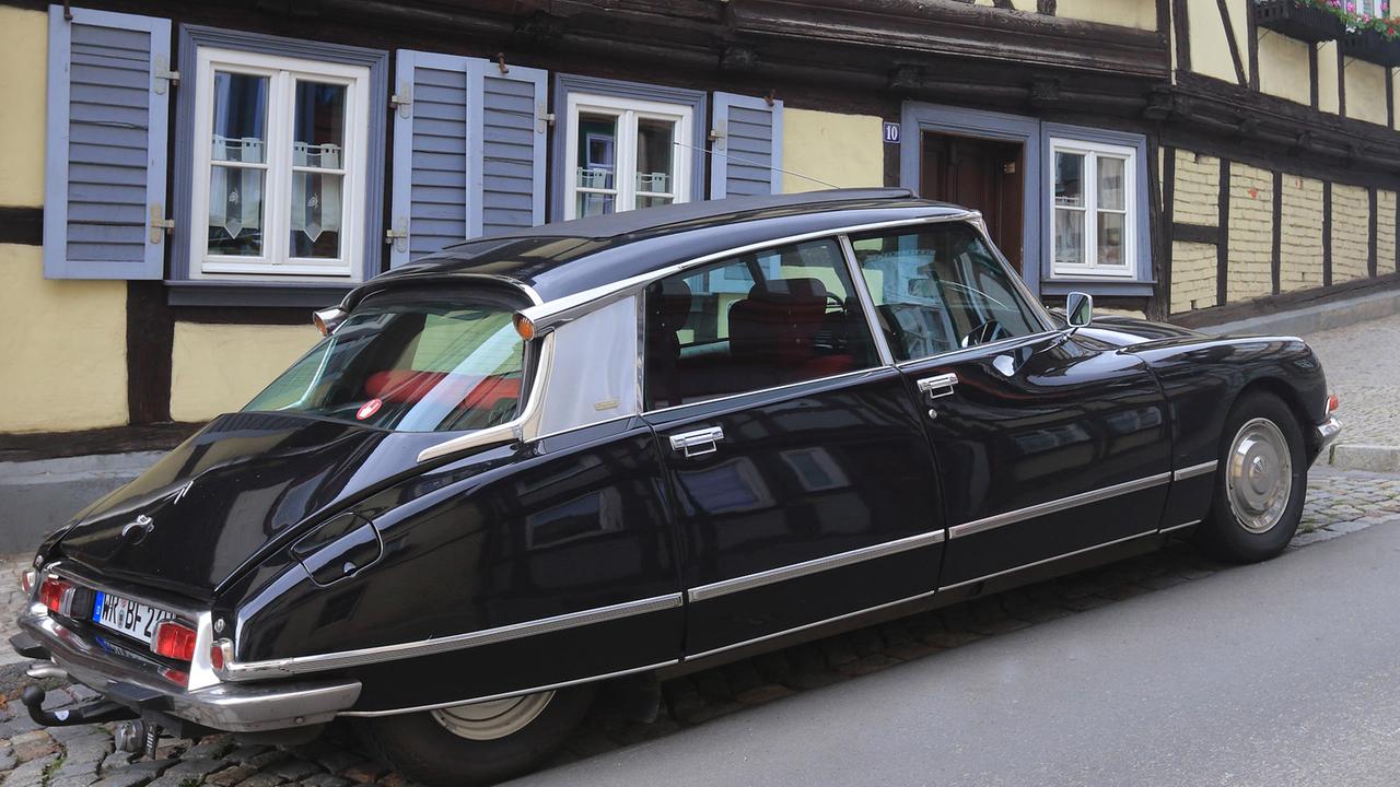 Ein Citroën DS parkt am Straßenrand in Wernigerode Ein Citroën DS parkt am Straßenrand in Wernigerode