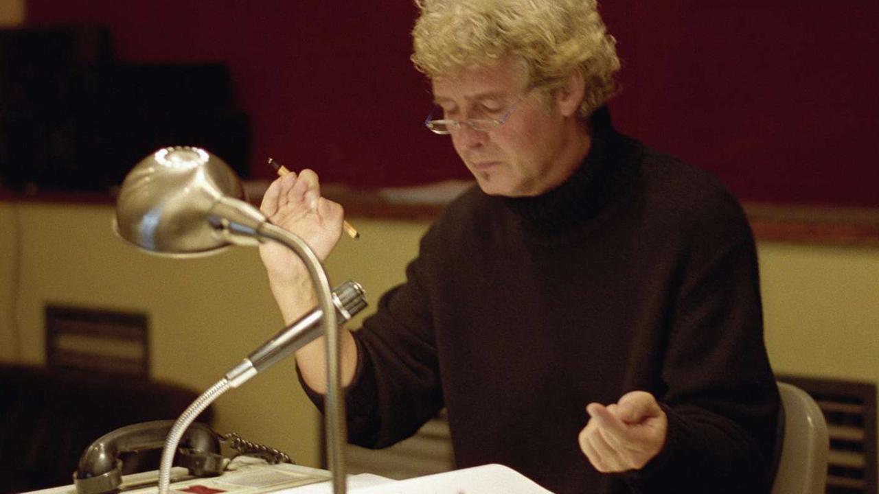 Der Regisseur Klaus Buhlert bei einer Hörspielaufnahme im Studio. Der Regisseur Klaus Buhlert bei einer Hörspielaufnahme im Studio.