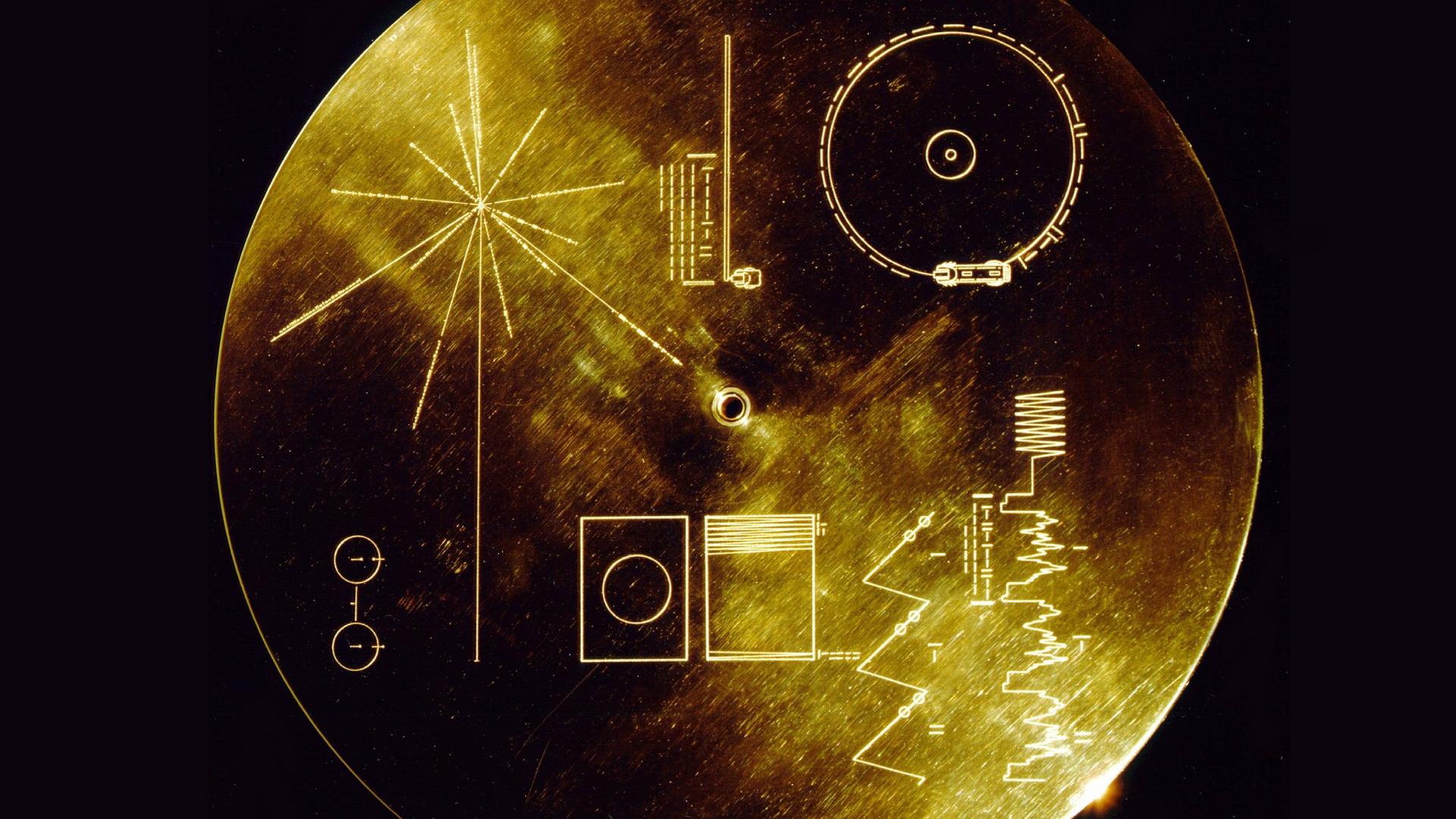 Eine der vergoldeten Kupferplatten, die an Bord der beiden Voyager-Raumsonden sind. Die "Golden Record" enthält Bilder, Geräusche und Musik, die das Leben auf der Erde darstellen sollen. Eine der vergoldeten Kupferplatten, die an Bord der beiden Voyager-Raumsonden sind. Die "Golden Record" enthält Bilder, Geräusche und Musik, die das Leben auf der Erde darstellen sollen.