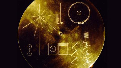 Eine der vergoldeten Kupferplatten, die an Bord der beiden Voyager-Raumsonden sind. Die "Golden Record" enthält Bilder, Geräusche und Musik, die das Leben auf der Erde darstellen sollen.