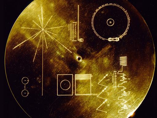 Eine der vergoldeten Kupferplatten, die an Bord der beiden Voyager-Raumsonden sind. Die "Golden Record" enthält Bilder, Geräusche und Musik, die das Leben auf der Erde darstellen sollen.