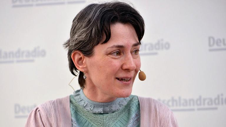Ursula Ackrill im Gespräch beim "Bücherfrühling" von Deutschlandradio Kultur auf der Leipziger Buchmesse 2015