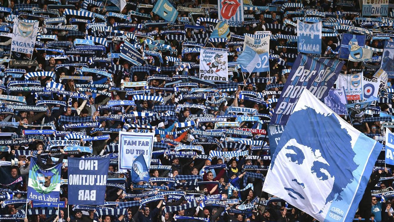 Blick auf die Fans von SPAL Ferrara mit Schals und Fahnen in blau-weißen Vereinsfarben. Seit der Saison 2017/18 spielte der Verein nach 49 Jahren Unterbrechung wieder in der höchsten Spielklasse im italienischen Profifußball, der Serie A.
