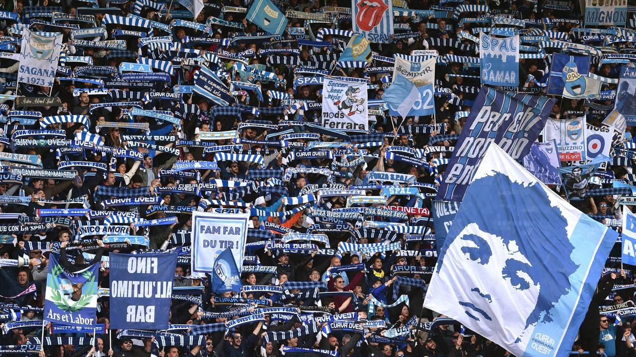 Blick auf die Fans von SPAL Ferrara mit Schals und Fahnen in blau-weißen Vereinsfarben. Seit der Saison 2017/18 spielte der Verein nach 49 Jahren Unterbrechung wieder in der höchsten Spielklasse im italienischen Profifußball, der Serie A. Blick auf die Fans von SPAL Ferrara mit Schals und Fahnen in blau-weißen Vereinsfarben. Seit der Saison 2017/18 spielte der Verein nach 49 Jahren Unterbrechung wieder in der höchsten Spielklasse im italienischen Profifußball, der Serie A.