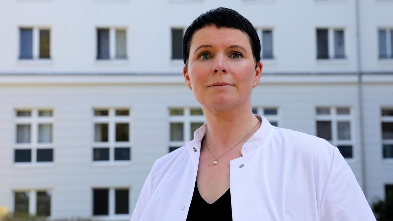 Jördis Frommhold, Vize-Chefärztin, steht vor der Median Klinik. Jördis Frommhold, Vize-Chefärztin, steht vor der Median Klinik.