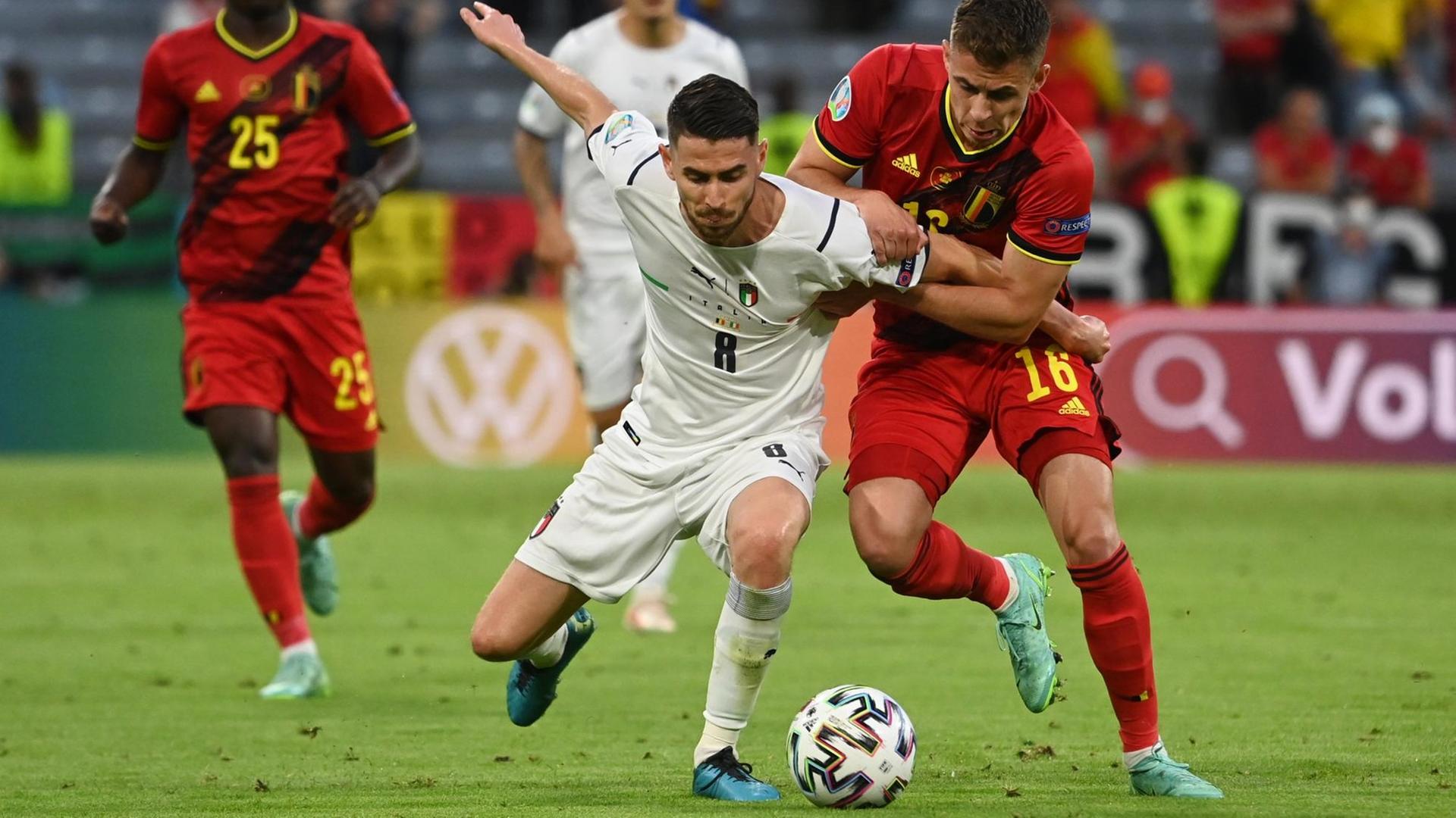Fußball-EM: Belgien spielt im Viertelfinale gegen Italien. Der belgische Spieler Thorgan Hazard und Italiens Jorginho kämpfen um den Ball. Fußball-EM: Belgien spielt im Viertelfinale gegen Italien. Der belgische Spieler Thorgan Hazard und Italiens Jorginho kämpfen um den Ball.