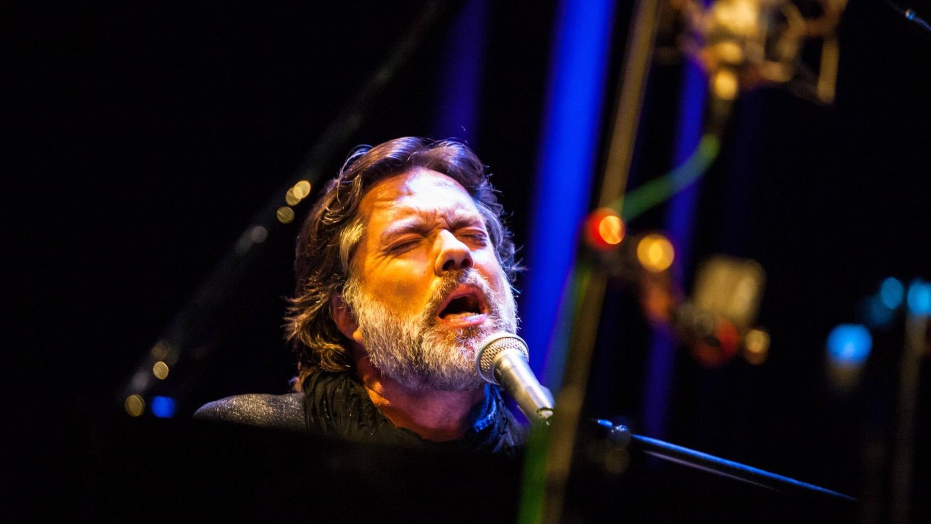 Porträt von Rufus Wainwright am Klavier bei einem Konzert in Warschau. Porträt von Rufus Wainwright am Klavier bei einem Konzert in Warschau.