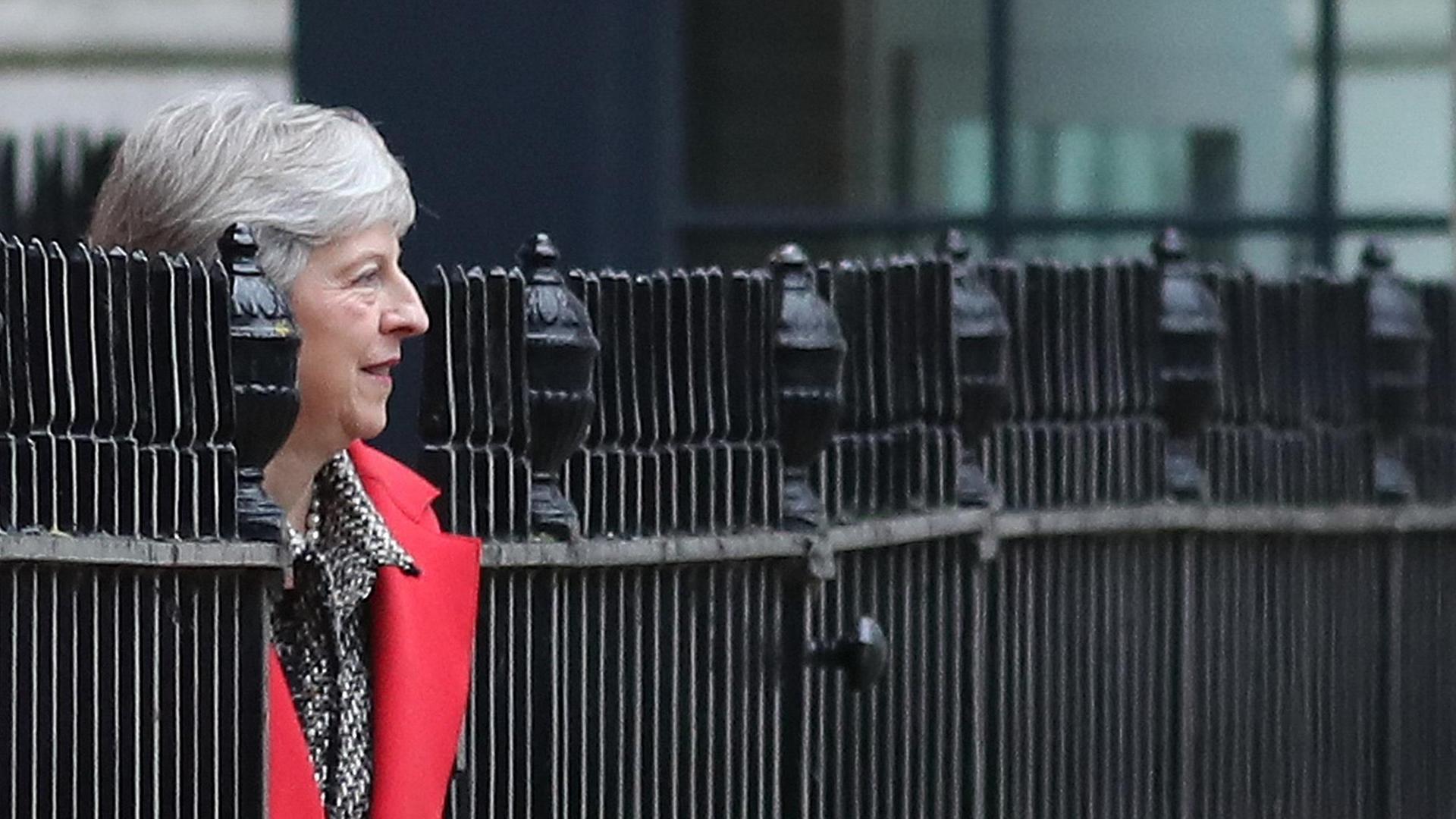 Theresa May am 16. November 2018 in London vor dem Regierungssitz in der Downing Street 10 Theresa May am 16. November 2018 in London vor dem Regierungssitz in der Downing Street 10