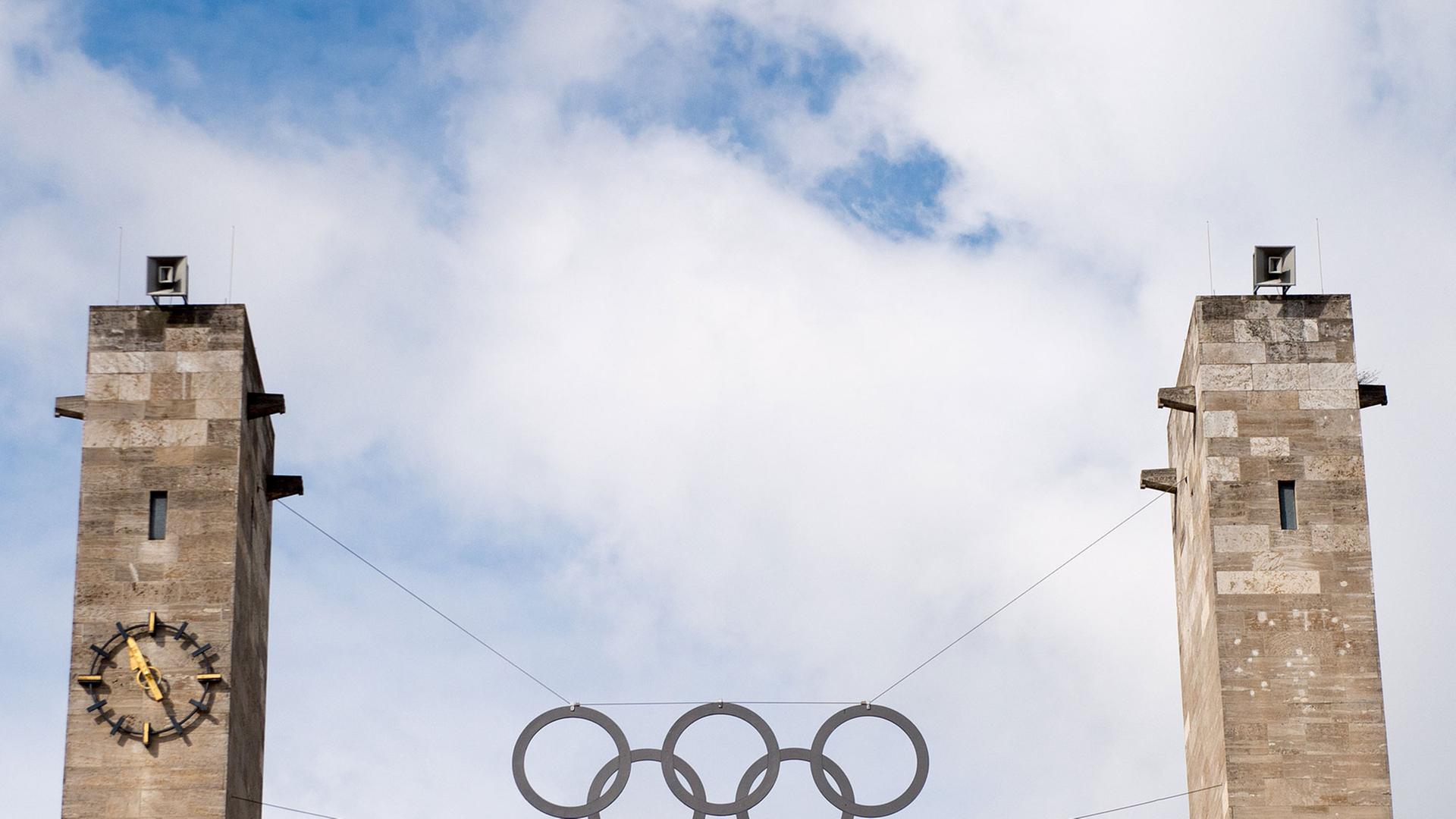 Die Olympischen Ringe hängen über dem Eingang des Olympiastadions in Berlin.
