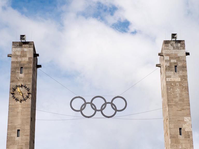 Die Olympischen Ringe hängen über dem Eingang des Olympiastadions in Berlin.