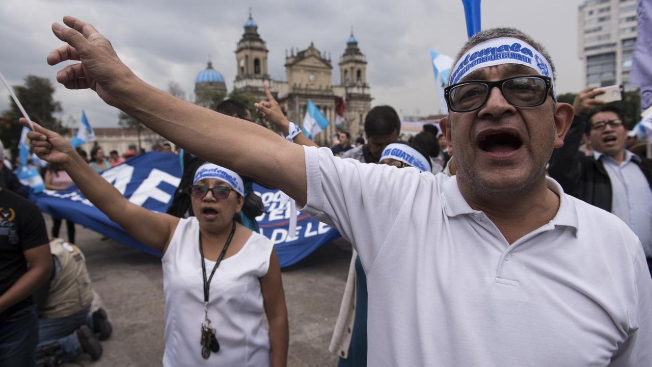 Menschen in Guatemala protestieren gegen die Entscheidung, das Mandat der Internationale Kommission zur Bekämpfung der Straflosigkeit in Guatemala nicht zu verlängern.