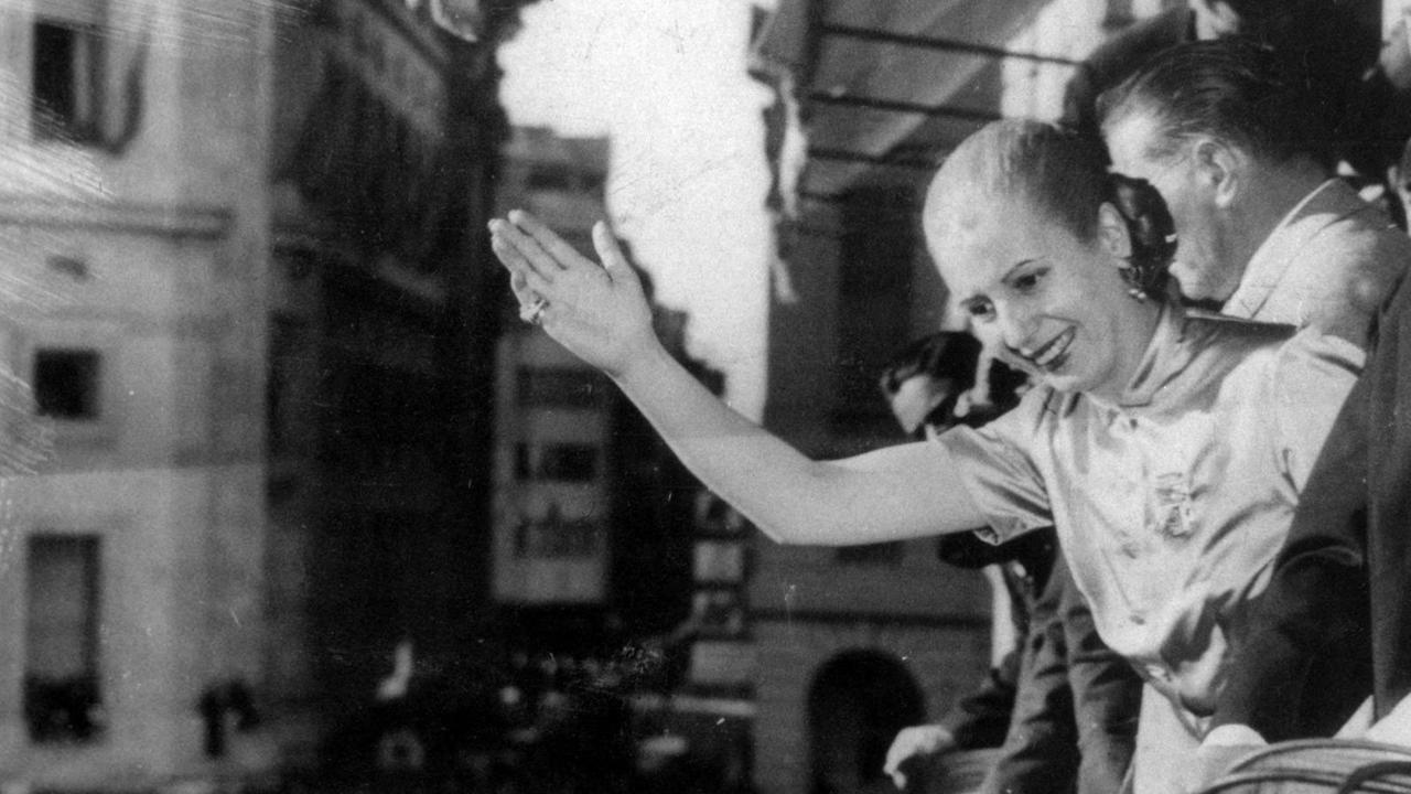 Die argentinische Politikerin Eva Perón winkt in Buenos Aires von einem Balkon den Menschanmassen zu. Die argentinische Politikerin Eva Perón winkt in Buenos Aires von einem Balkon den Menschanmassen zu.