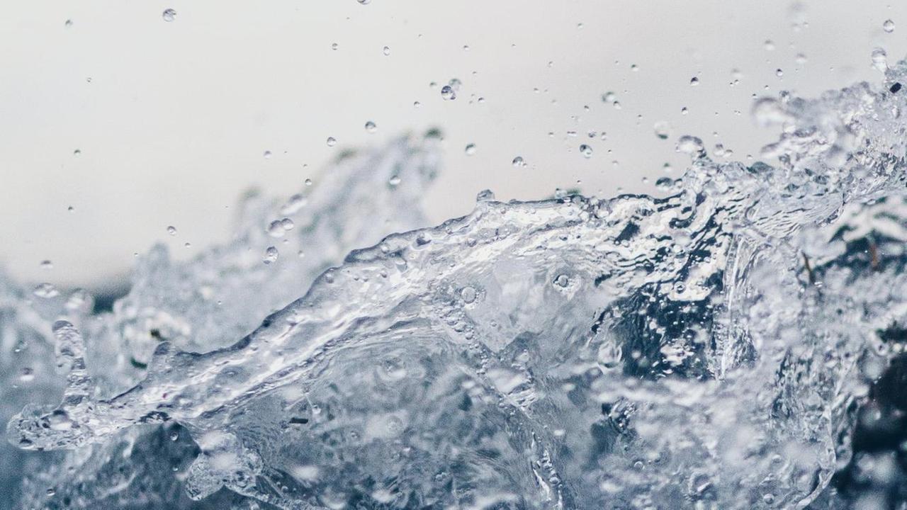Nahaufnahme von aufspritzendem Wasser in Bewegung Nahaufnahme von aufspritzendem Wasser in Bewegung