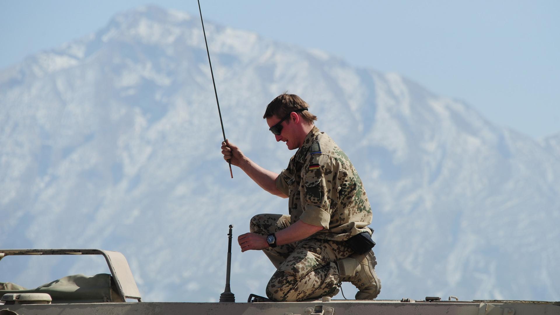 Bundeswehr-Soldat im afghanischen Masar-i-Sharif Bundeswehr-Soldat im afghanischen Masar-i-Sharif