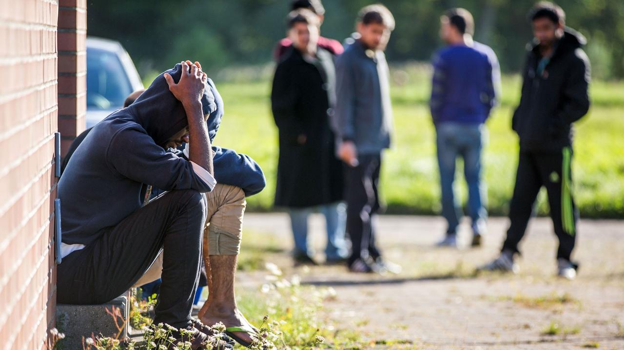 Flüchtlinge vor einer Notunterkunft in einer ehemaligen Bundeswehr Sporthalle in Stern Buchholz bei Schwerin Flüchtlinge vor einer Notunterkunft in einer ehemaligen Bundeswehr Sporthalle in Stern Buchholz bei Schwerin
