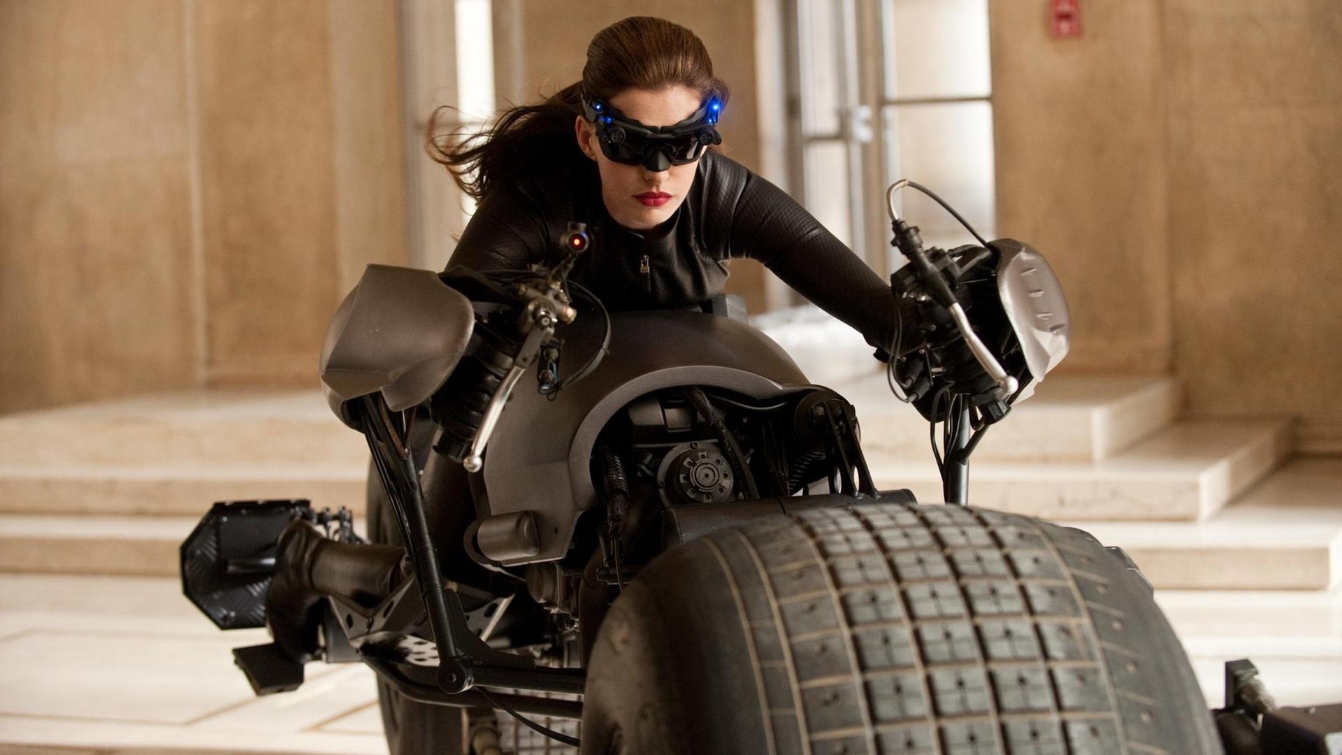 ITAR-TASS: MOSCOW, RUSSIA. JULY 24, 2012. Actress Anne Hathaway as Selina Kyle in a scene from a superhero action film, final part of Christopher Nolan's Batman trilogy _ _The Dark Knight Rises_. (Photo ITAR-TASS / Karo Premiere Film Company) | ITAR-TASS: MOSCOW, RUSSIA. JULY 24, 2012. Actress Anne Hathaway as Selina Kyle in a scene from a superhero action film, final part of Christopher Nolan's Batman trilogy _ _The Dark Knight Rises_. (Photo ITAR-TASS / Karo Premiere Film Company) |