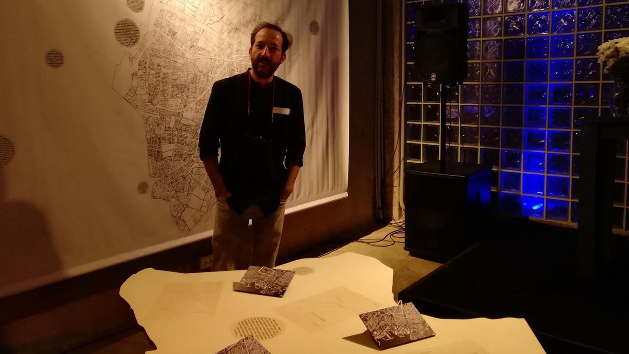 Der Künstler Youssef Tabti vor seiner Installation im Zoukak Theater Der Künstler Youssef Tabti vor seiner Installation im Zoukak Theater