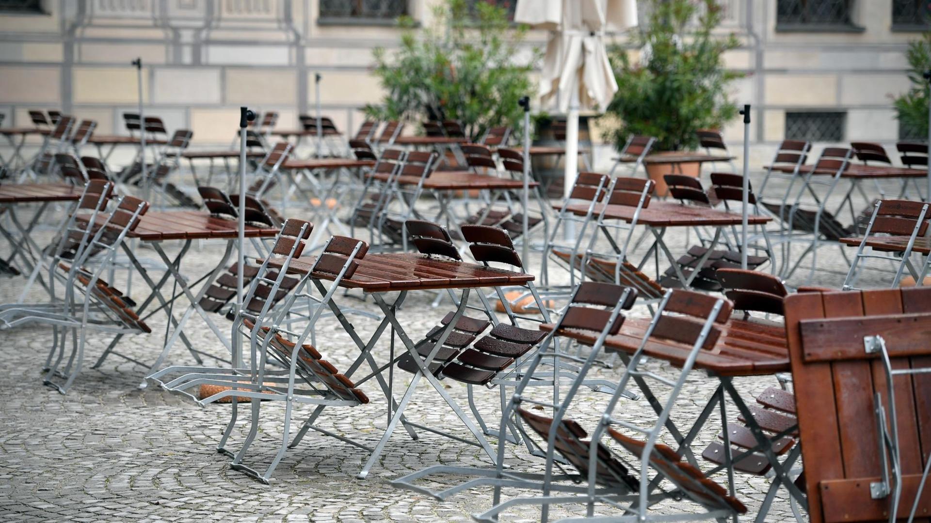 Leere, unbesetzte freie Stühle und Tische im Aussenbereich im Kapellenhof der Residenz in München am 14.10.2020 infolge der Coronapandemie. Leere, unbesetzte freie Stühle und Tische im Aussenbereich im Kapellenhof der Residenz in München am 14.10.2020 infolge der Coronapandemie.