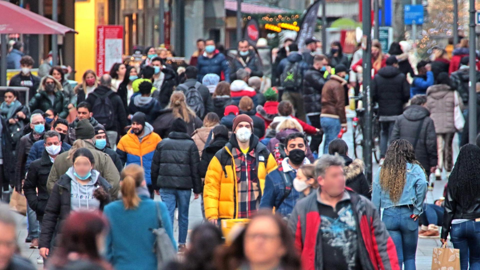 Viele Menschen gehen zum Einkaufen in die Innenstadt von Essen Viele Menschen gehen zum Einkaufen in die Innenstadt von Essen