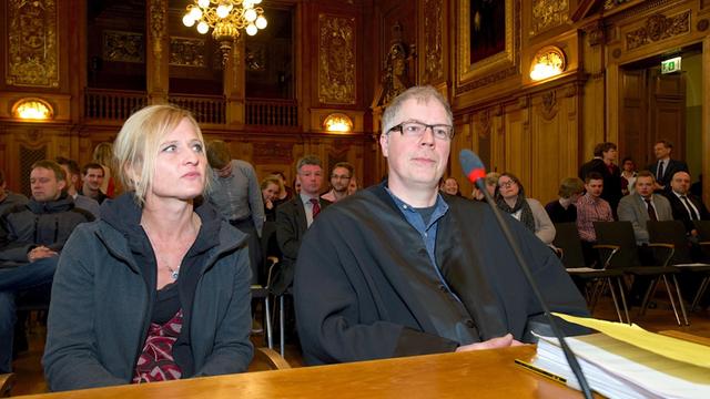 Anna Ignatius und ihr Anwalt Thomas Heinrichs 2014 vor dem Bundesverwaltungsgericht in Leipzig, wo sie mit ihrer Forderung nach Ethikunterricht für Grundschüler scheiterte.