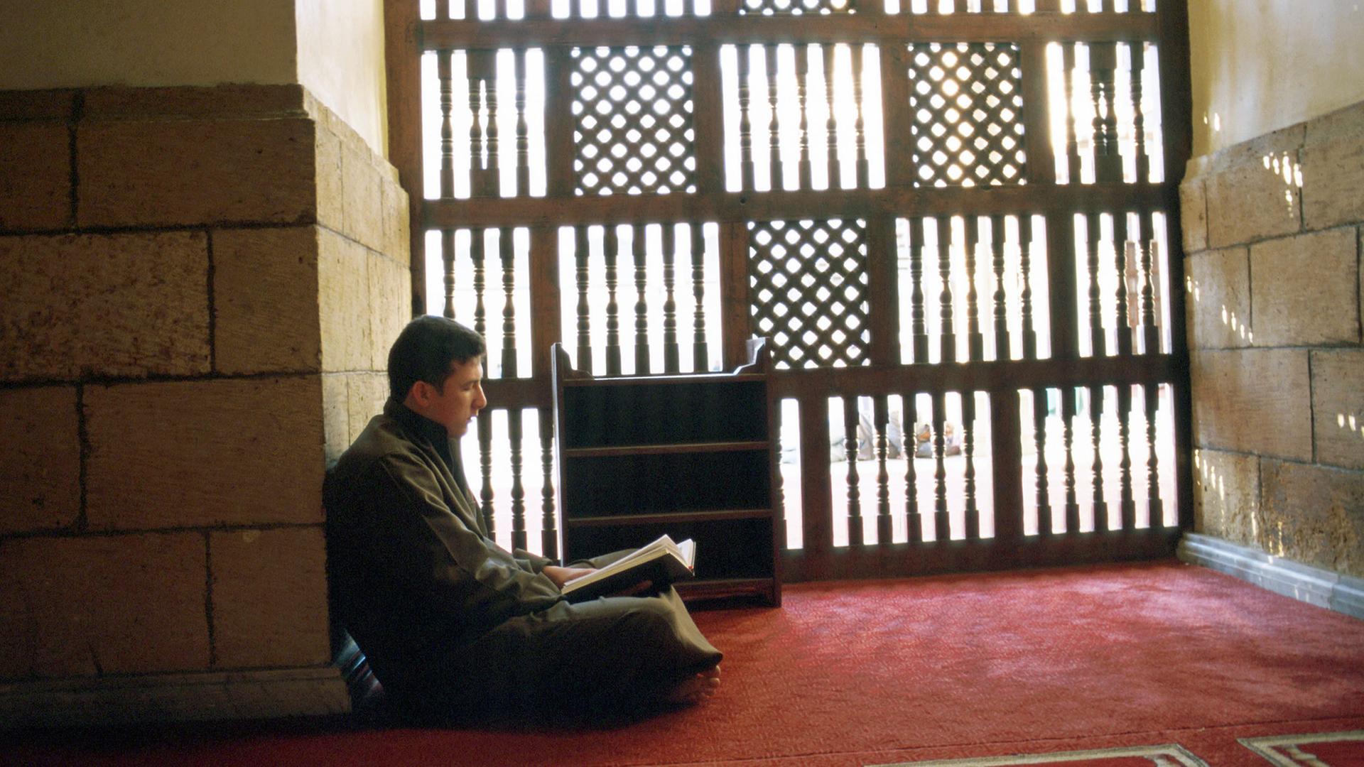 Student in der Mosche der Al-Azhar Universität in Kairo