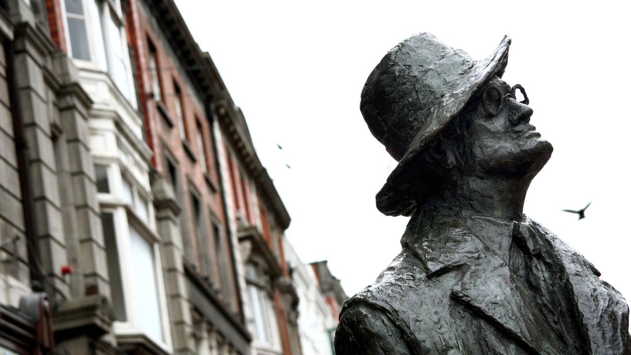 James Joyce Statue in der Earl Street North in Dublin James Joyce Statue in der Earl Street North in Dublin