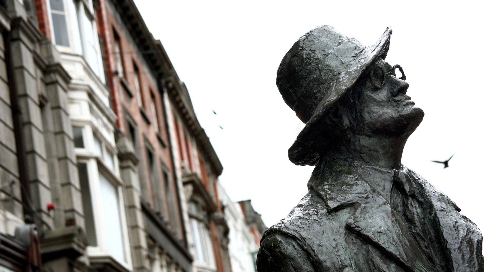 James Joyce Statue in der Earl Street North in Dublin James Joyce Statue in der Earl Street North in Dublin