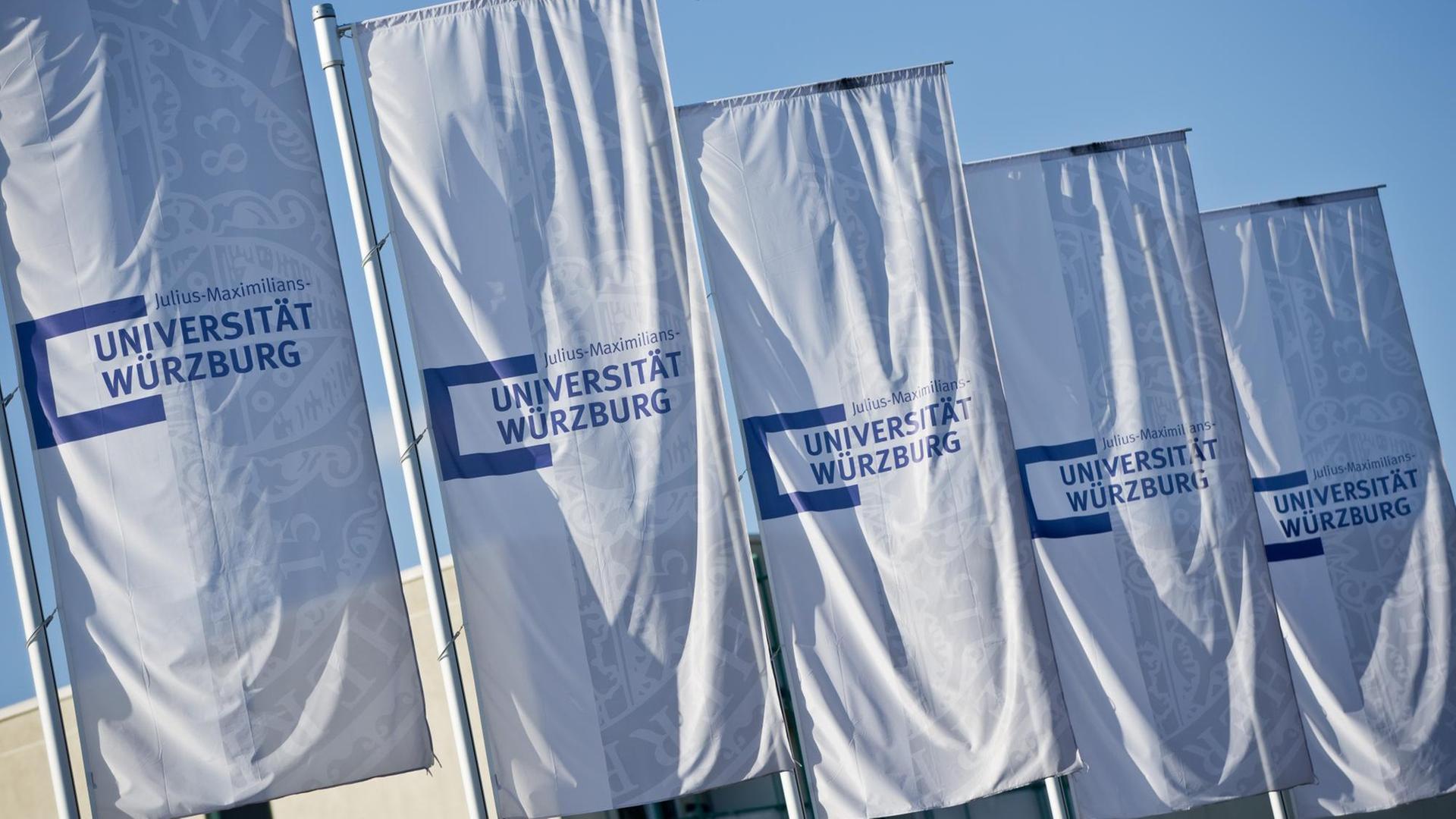 Flaggen mit dem Schriftzug "Universität Würzburg" wehen im Wind. Flaggen mit dem Schriftzug "Universität Würzburg" wehen im Wind.