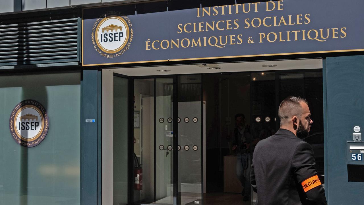 Eingangsbereich der privaten Hochschule ISSEP in Lyon. Eingangsbereich der privaten Hochschule ISSEP in Lyon.