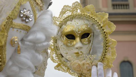 Die Maske einer Teilnehmerin an der Venezianischen Messe am 13.09.2014 in Ludwigsburg reflektiert in ihrem Spiegel, 2014.