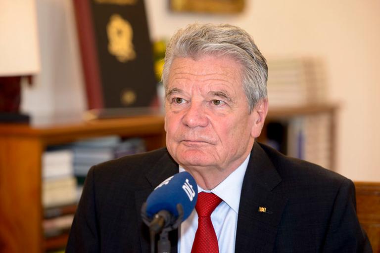Deutschlands Bundespräsident Joachim Gauck bei der Aufzeichnung zum Interview der Woche im Deutschlandfunk Deutschlands Bundespräsident Joachim Gauck bei der Aufzeichnung zum Interview der Woche im Deutschlandfunk