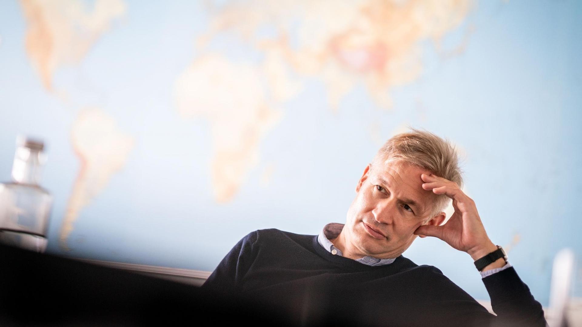 Ulf Poschardt, Chefredakteur der "Welt-Gruppe" beim Interview in den neuen Redaktionsräumen der Zeitung "Die Welt" im Springer-Neubau, Berlin. Ulf Poschardt, Chefredakteur der "Welt-Gruppe" beim Interview in den neuen Redaktionsräumen der Zeitung "Die Welt" im Springer-Neubau, Berlin.