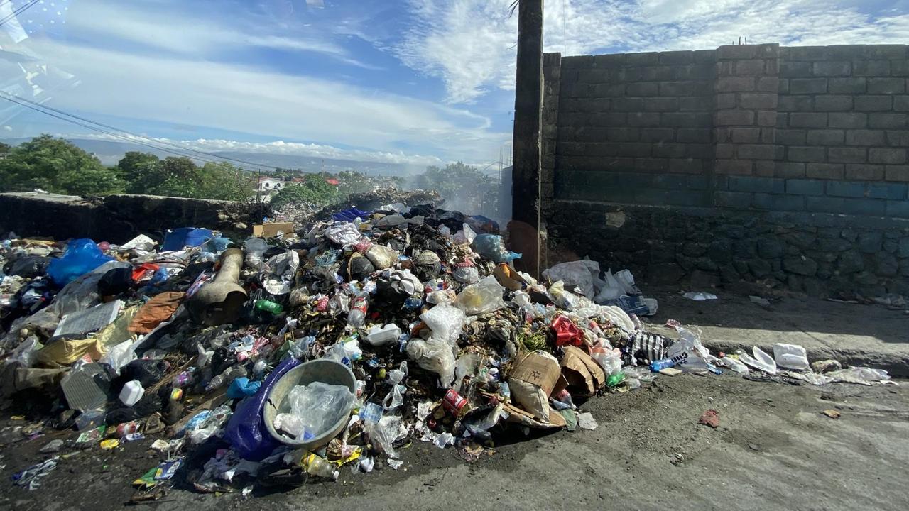 Müllberge in den Straßen von Port-au-Prince. Müllberge in den Straßen von Port-au-Prince.