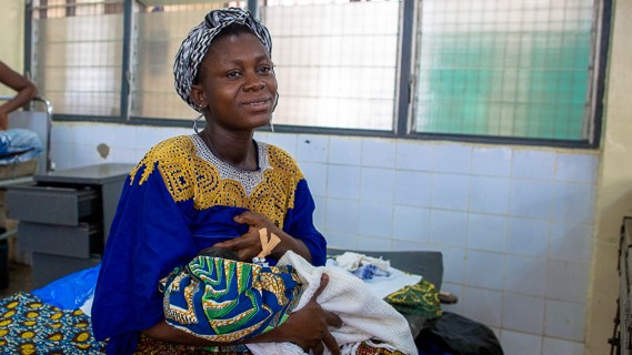 Eine Frau gibt ihrem Baby in einem Krankenhaus in Accra, Ghana, die Brust.