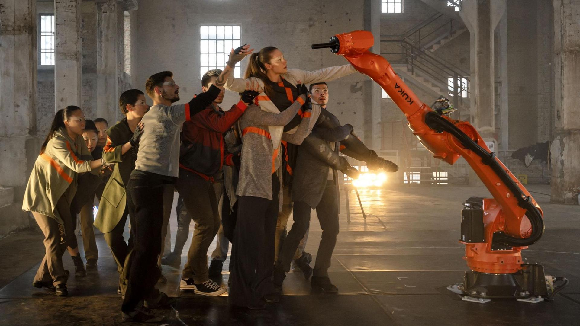 Im Balletstück "Kinesphere" des Staatstheaters Augsburg tanzt das Ensemble mit einem Kuka-Industrieroboter. Mit einer Virtual-Reality-Brille kann das Stück sowohl im Schauspielhaus als auch Zuhause angeschaut werden. Im Balletstück "Kinesphere" des Staatstheaters Augsburg tanzt das Ensemble mit einem Kuka-Industrieroboter. Mit einer Virtual-Reality-Brille kann das Stück sowohl im Schauspielhaus als auch Zuhause angeschaut werden.