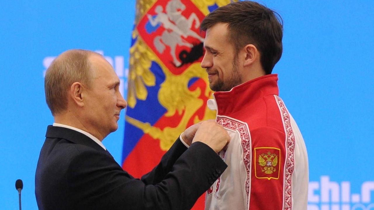 Der russische Präsident Putin gratuliert dem Skeleton-Olympiasieger der Winterspiele in Sotschi, Alexander Tretjakow. Der russische Präsident Putin gratuliert dem Skeleton-Olympiasieger der Winterspiele in Sotschi, Alexander Tretjakow.