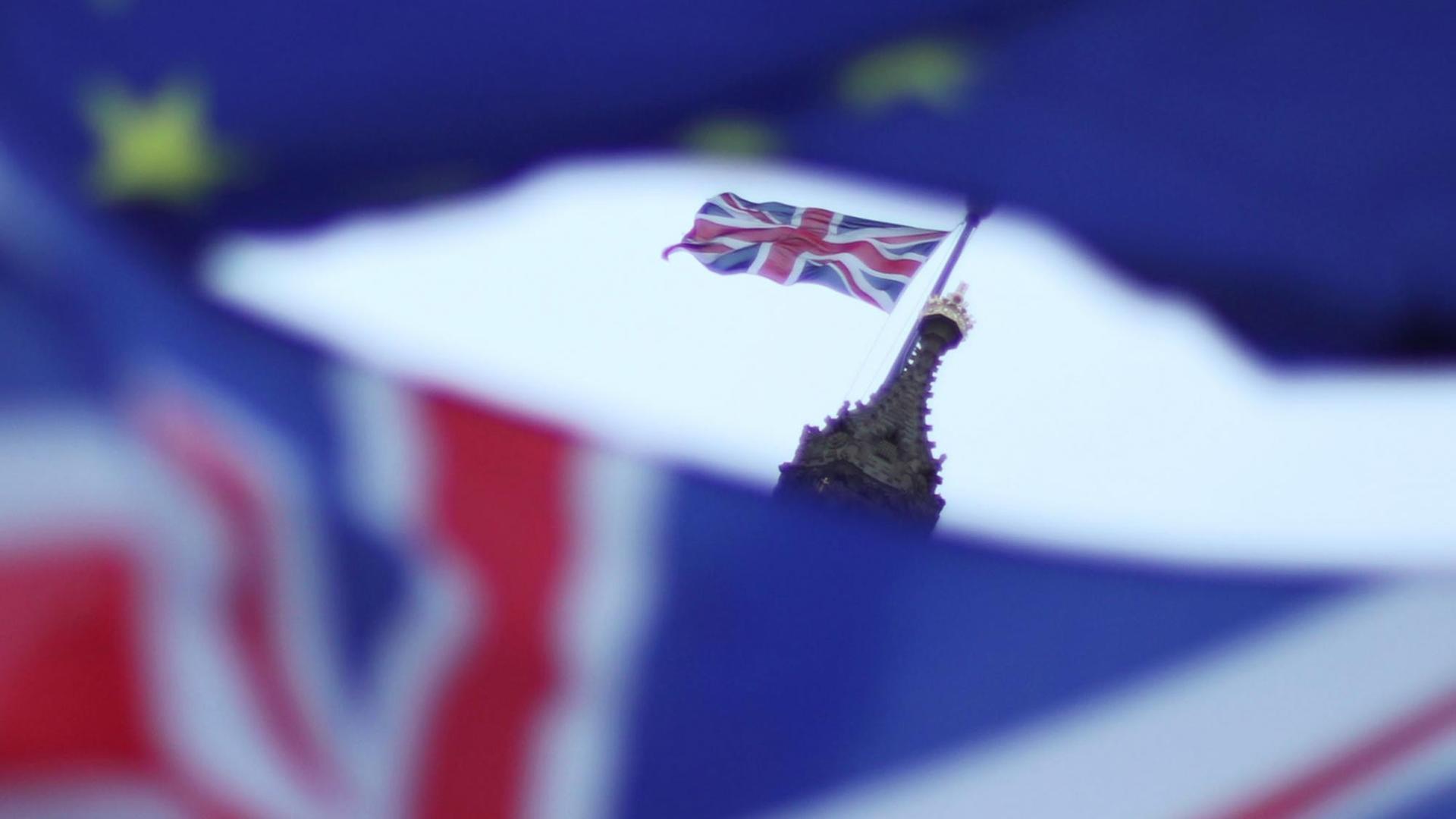 Großbritannien, London: Die Fahnen der EU (oben) und von Großbritannien wehen vor dem Parlament in Westminster