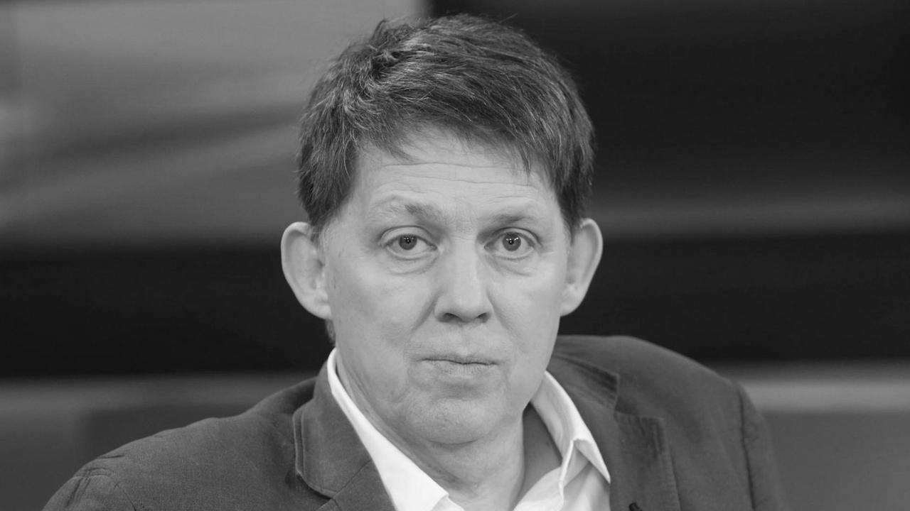 Tilman Jens blickt in die Kamera. Tilman Jens blickt in die Kamera.