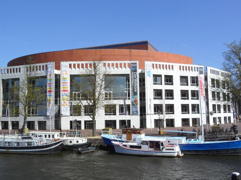 Blick auf die Oper in Amsterdam