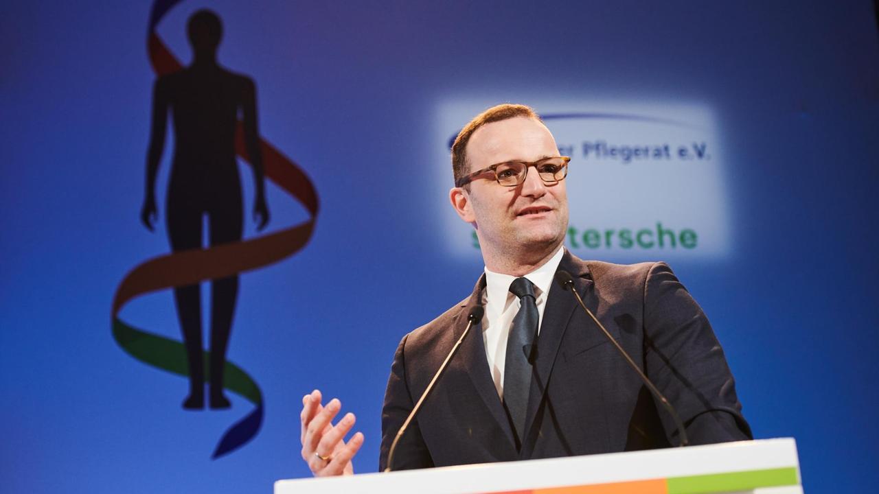 Bundesgesundheitsminister Jens Spahn (CDU) spricht auf dem Deutschen Pflegetag in Berlin.
Bundesgesundheitsminister Jens Spahn (CDU) spricht auf dem Deutschen Pflegetag in Berlin.