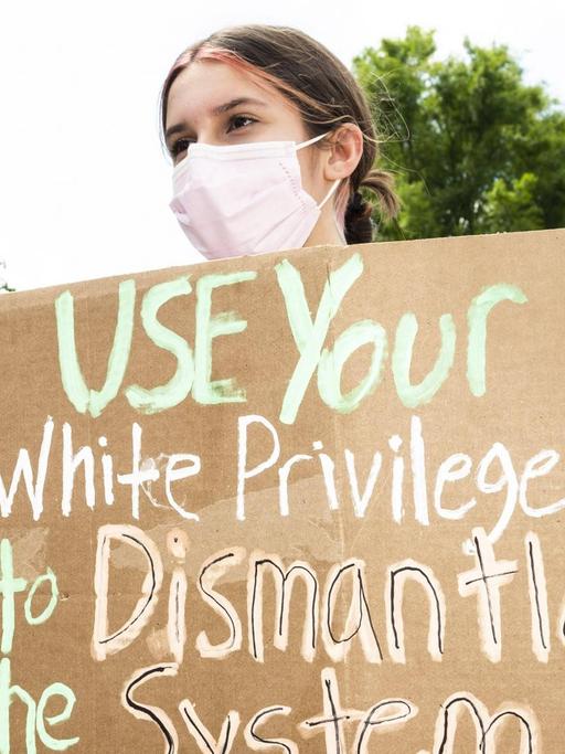 Eine Frau bei einem Protest zur Unterstützung der "Black Lives Matter”-Bewegung In Washington DC.