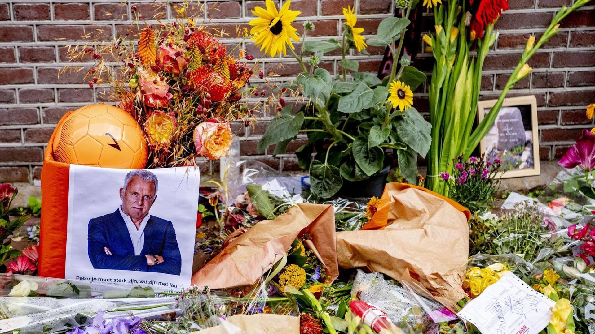 Blumen, Kerzen und Trauerbotschaften zum Gedenken an den bei einem Mordanschlag getöteten niederländischen Kriminalreporters Peter de Vries in Amsterdam Blumen, Kerzen und Trauerbotschaften zum Gedenken an den bei einem Mordanschlag getöteten niederländischen Kriminalreporters Peter de Vries in Amsterdam