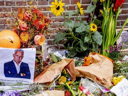 Blumen, Kerzen und Trauerbotschaften zum Gedenken an den bei einem Mordanschlag getöteten niederländischen Kriminalreporters Peter de Vries in Amsterdam