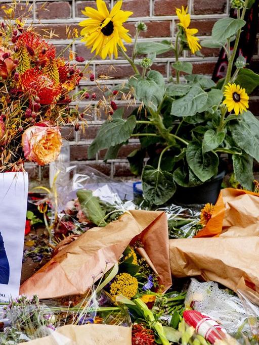Blumen, Kerzen und Trauerbotschaften zum Gedenken an den bei einem Mordanschlag getöteten niederländischen Kriminalreporters Peter de Vries in Amsterdam
