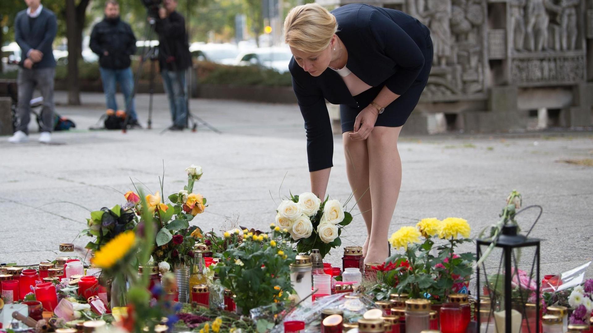 Bundesfamilienministerin Franziska Giffey (SPD) legt am Tatort einen Strauß Blumen nieder. Bundesfamilienministerin Franziska Giffey (SPD) legt am Tatort einen Strauß Blumen nieder.